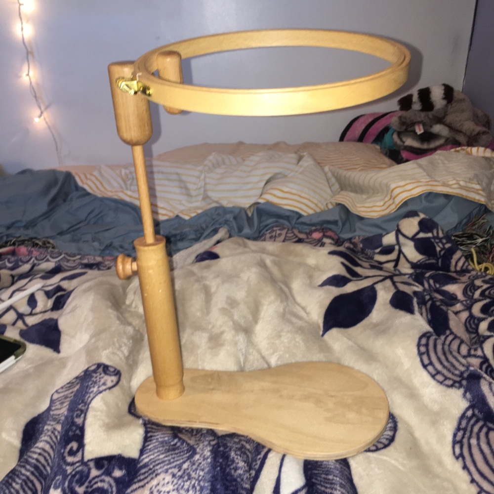Standing embroidery hoop